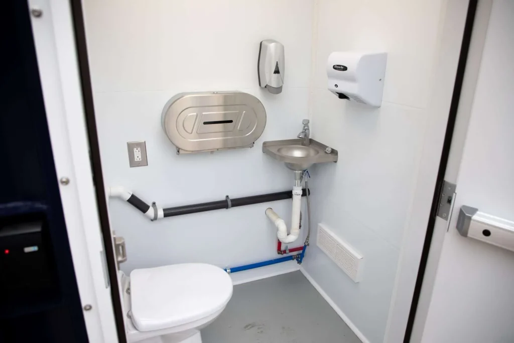 Modern holding tank rentals simplify wastewater collection across remote work environments safely